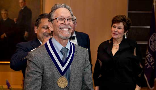 Dr. Shilatifard awards the Kimberly Prize medal
